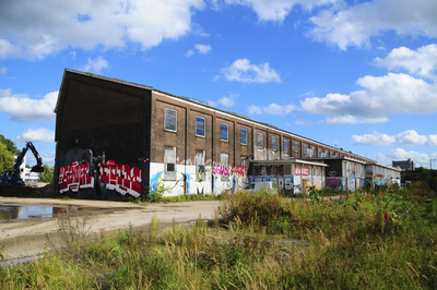 900369 Gezicht op de voormalige HTMU-loods op het werkplaatsterrein van de N.S. aan de 2e Daalsedijk te Utrecht, hier ...